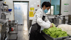 二中食堂内熙熙攘攘